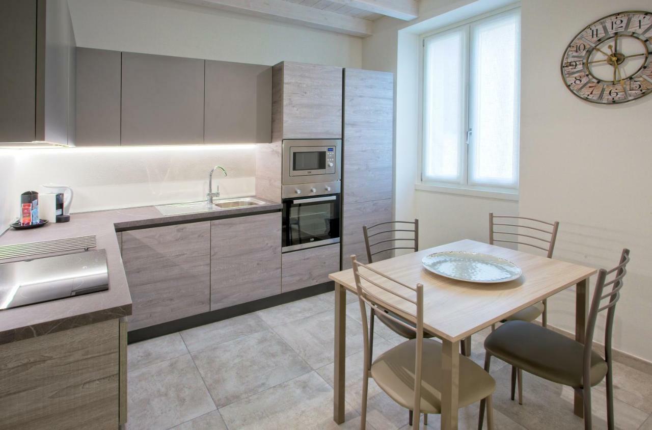 Casa Vacanze Marconi 22 Marone Bagian luar foto